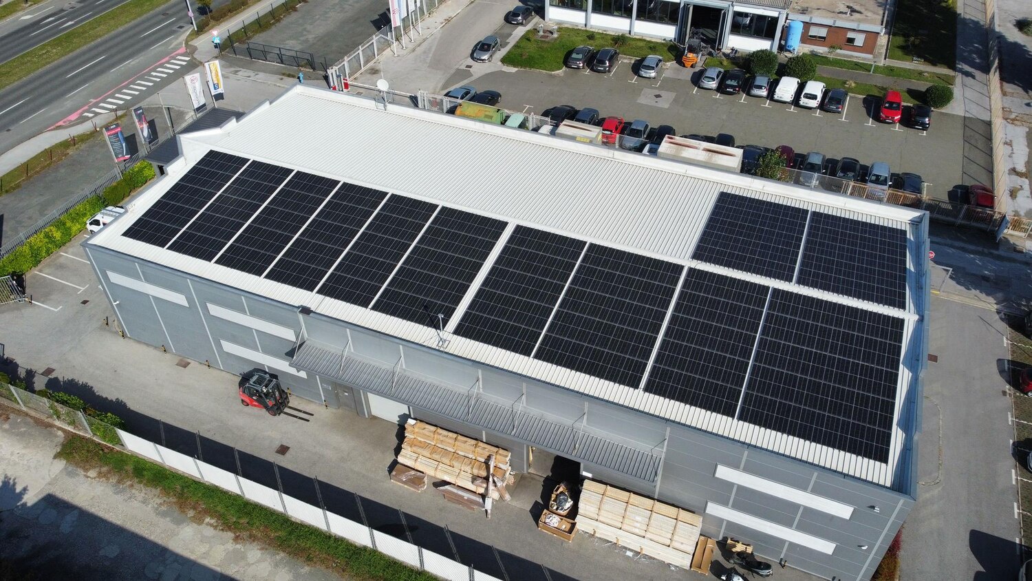 Obraz przedstawia halę z instalacją fotowoltaiczną na dachu